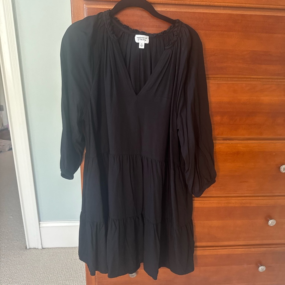 Elegant Black Midi Dress with V-Neck